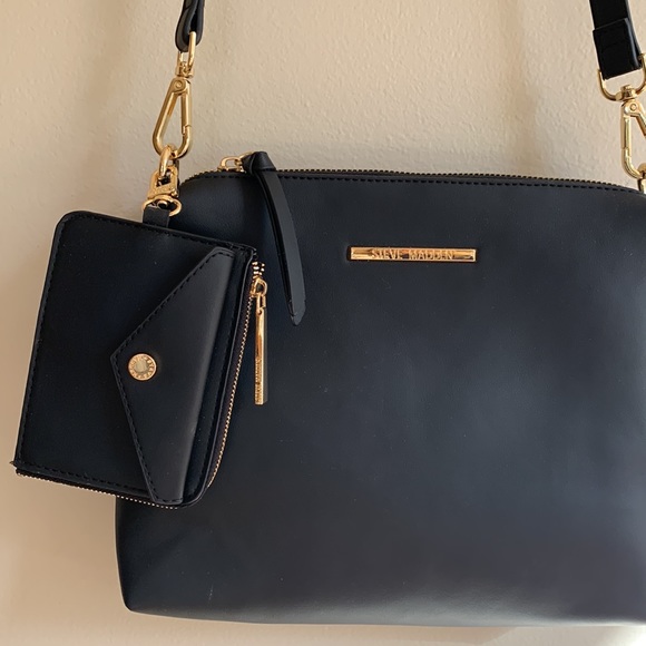 STEVE MADDEN PURSE, CROSSOVER, Zipper and matching wallet. 9”h x11”w. - Picture 5 of 10
